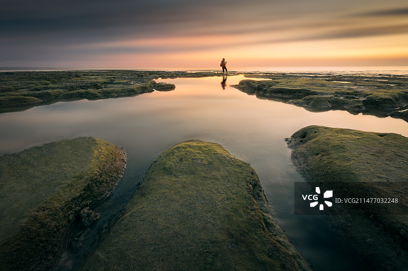 涠洲岛滴水丹屏的晚霞图片素材