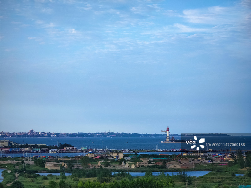 夏天里晴朗的天气，河北秦皇岛南戴河，蓝天下的大海和海边的灯塔、滩涂。图片素材
