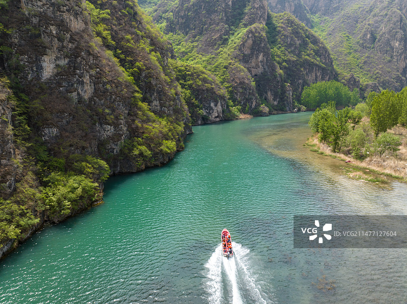 航拍河北野三坡风景旅游区划船的游客图片素材