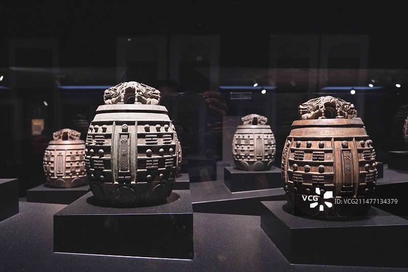 孔子博物馆藏清代八卦纹鎏金铜编钟图片素材