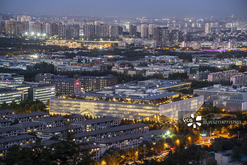 北京海淀西二旗后厂村互联网大厂加班百度腾讯办公楼夜景亮度图片素材