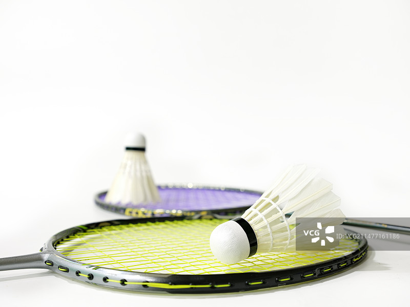 白色背景下的羽毛球特写镜头图片素材