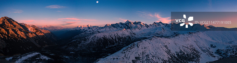 雪宝顶岷山主峰图片素材