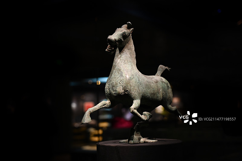 甘肃省博物馆国家一级文物镇馆之宝东汉青铜器旅游标志马踏飞燕铜奔马图片素材