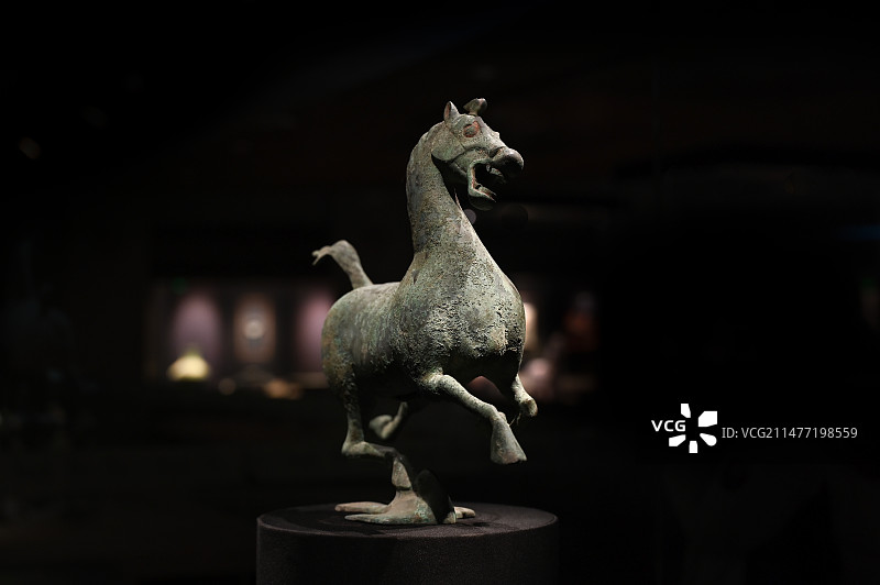 甘肃省博物馆国家一级文物镇馆之宝东汉青铜器旅游标志马踏飞燕铜奔马图片素材