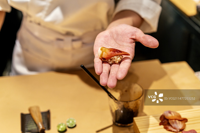 板前厨师手上的生鱼片寿司特写图片素材