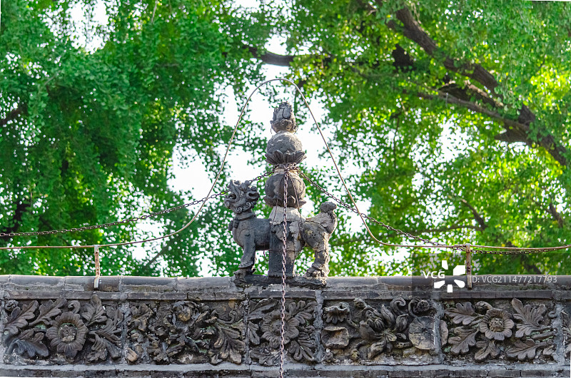 中国古代建筑拍摄主题，屋脊屋檐上的灰色泥土陶瓷神兽雕塑屋脊兽，户外白昼无人图像摄影图片素材