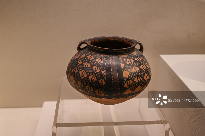 中国甘肃省博物馆文物新石器时代仰韶文化马家窑文化彩陶图案容器图片素材