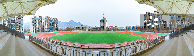 中国体育场运动场拍摄主题，钢架结构看台的凉棚，多色的水泥台阶楼梯，户外白昼无人图像摄影图片素材