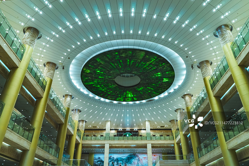 中国现代艺术拍摄主题，山东省济南市博物馆穹顶的圆形天花板和粗大的柱子廊柱，户外白昼无人图像摄影图片素材