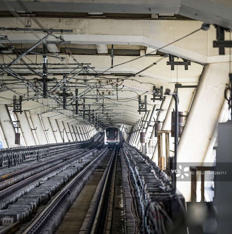 上海地铁1号线城市轨道交通列车进站图片素材