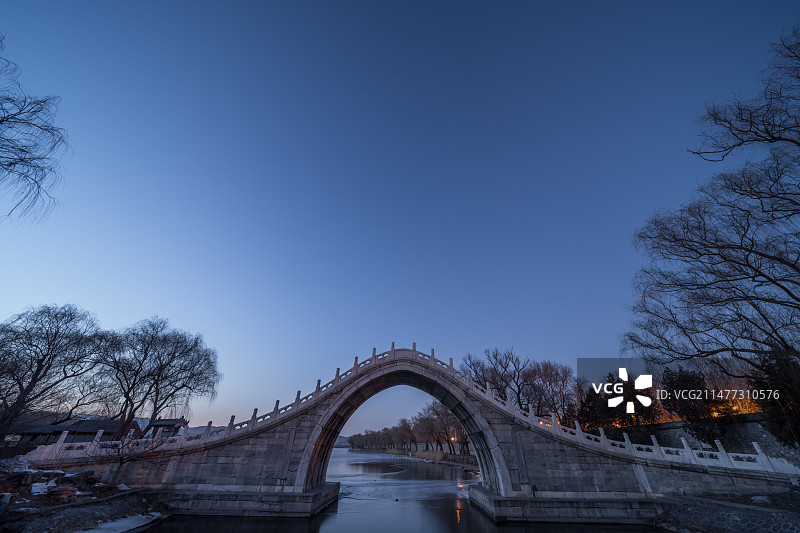 北京颐和园古建筑古桥绣漪桥星空星轨图片素材