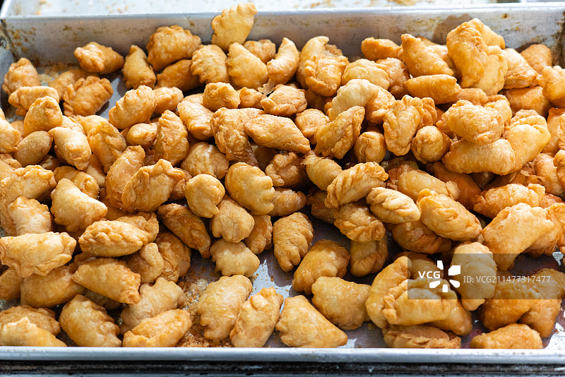 春节传统美食 贺年食品 一盘新鲜出炉的炸酥角 广东春节传统美食 炸油角 炸酥角 小食 特写图片素材