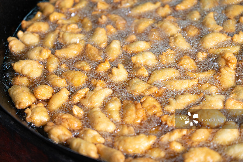 春节传统美食 贺年食品 制作中的酥角 广东春节传统美食 炸油角 炸酥角 小食 特写图片素材