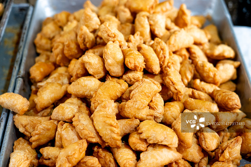 春节传统美食 贺年食品 一盘新鲜出炉的炸酥角 广东春节传统美食 炸油角 炸酥角 小食 特写图片素材