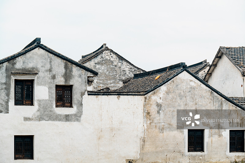江南水乡古镇白墙黑瓦建筑风光图片素材
