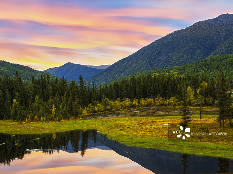 彩云——金秋喀纳斯图片素材