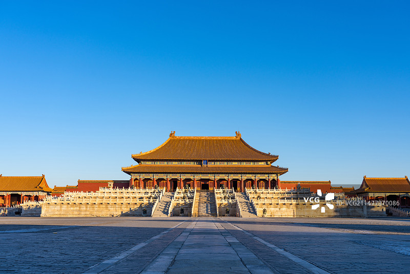 冬天清晨日出阳光照亮故宫太和殿图片素材