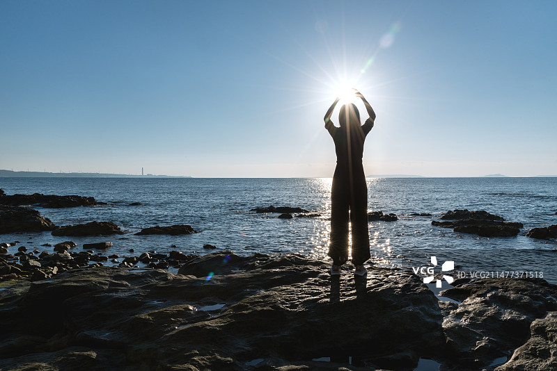 海边拥抱日出图片素材