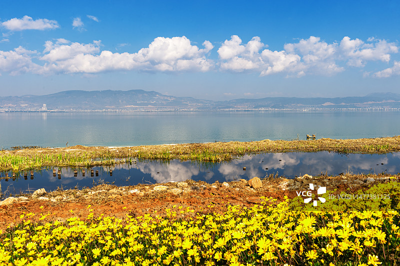 杞麓湖位于云南省通海县，是云南省九大高原湖泊之一，优美的湿地风光吸引了无数游客。图片素材