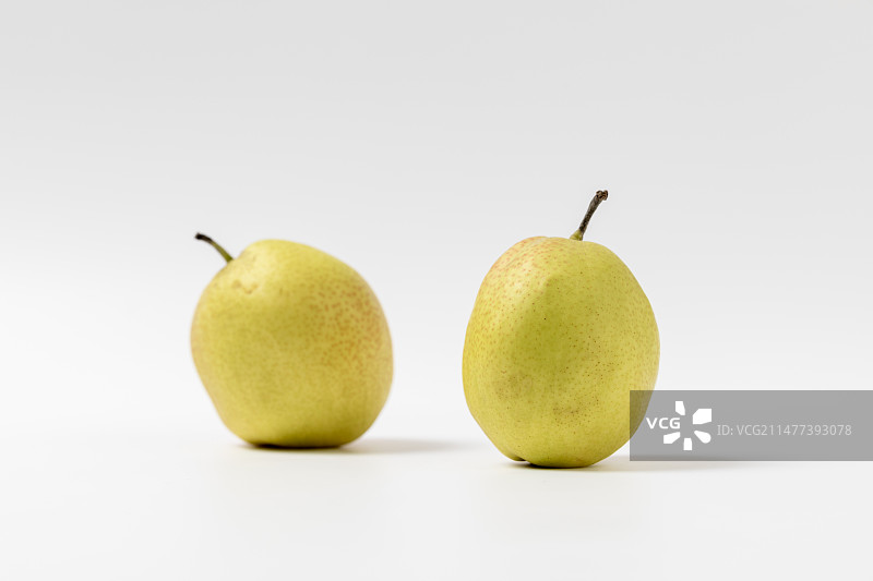 两个新疆香梨图片素材