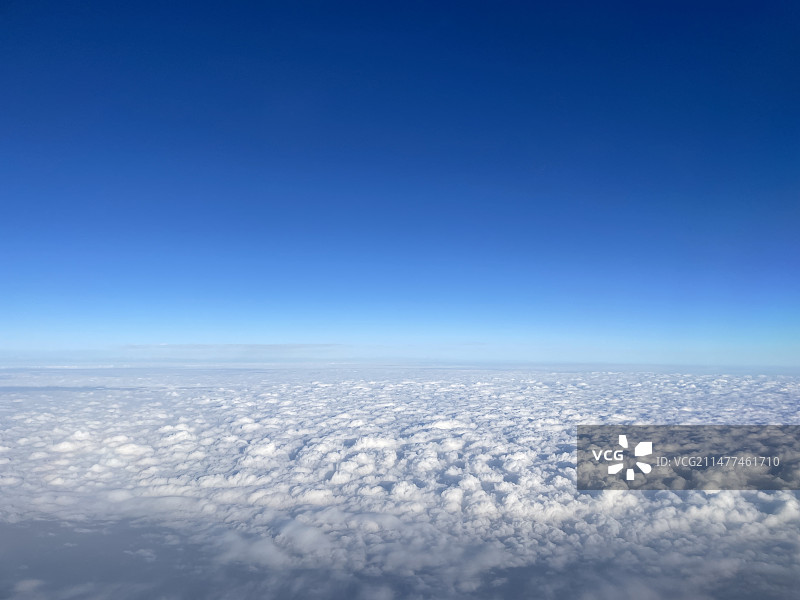 蓝天下的云景低角度视图图片素材