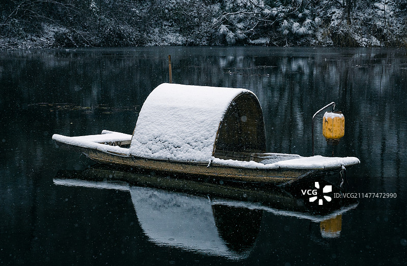 孤舟蓑笠翁，独钓寒江雪图片素材