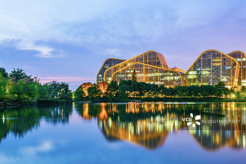 杭州 滨江区 夜景 动漫广场会展中心夜景 白马湖公园 地标建筑 标志性景点 城市建筑风光图片素材