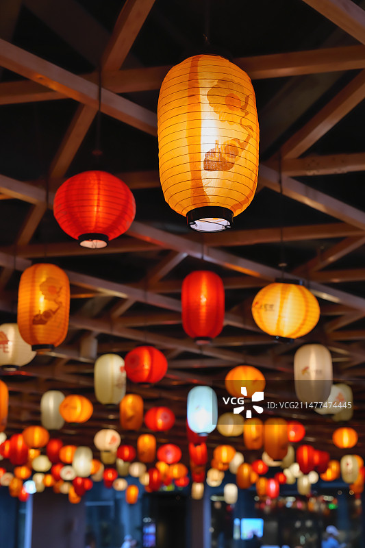 夜间悬挂传统灯笼的特写图片素材
