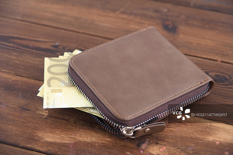 钱包和欧元纸币在桌子上图片素材