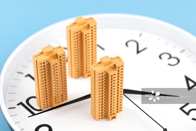 住宅楼模型在表盘上图片素材