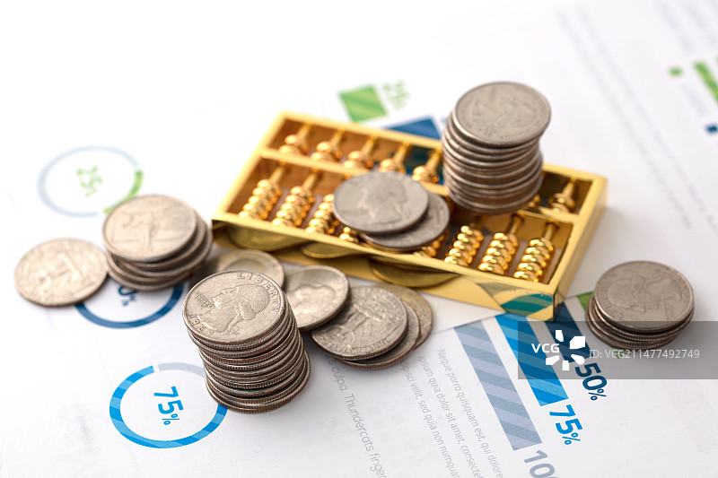 金色算珠和硬币在文件上图片素材