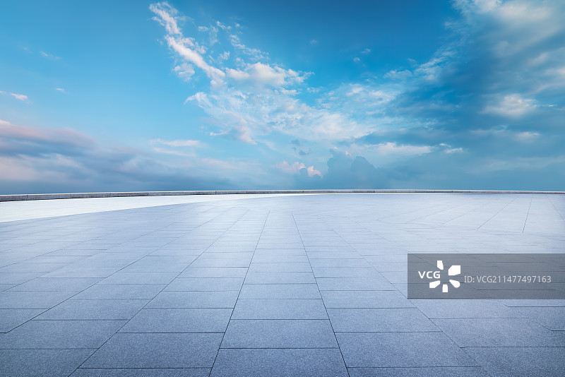 空的广场道路和天空云背景图片素材