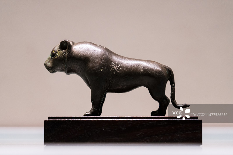 伊朗帕提亚王国时期文物鎏金铜狮子图片素材