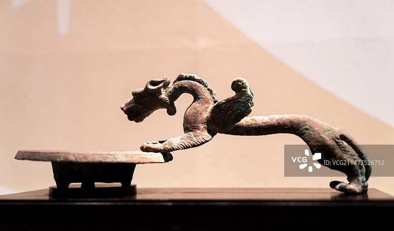 巴基斯坦西北部帕提亚王国 公元前247-公元226年文物格里芬把手铜香炉图片素材