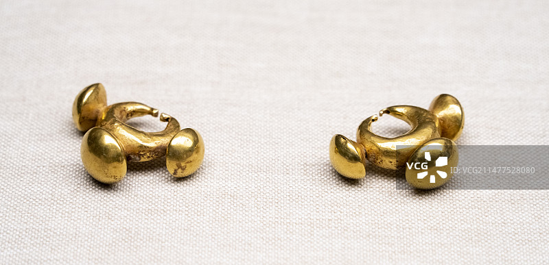 伊拉克新亚述时期 公元前1000-前605年文物金耳饰图片素材