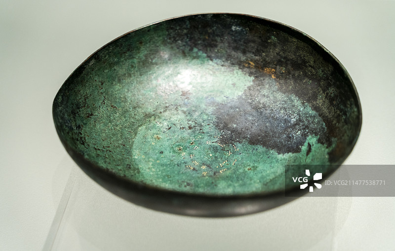 土耳其乌拉尔图王国 公元前860-前585年文物楔形文字铜钵图片素材