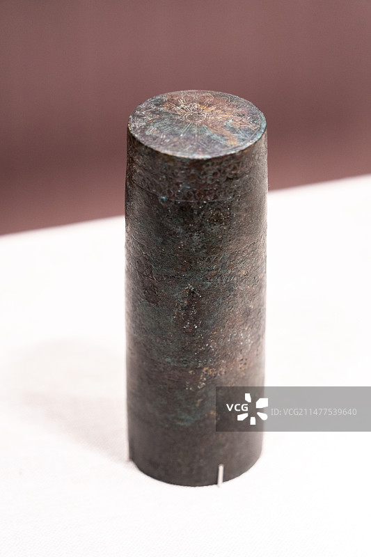 土耳其乌拉尔图王国 公元前860-前585年狩猎纹鎏金铜车軎图片素材