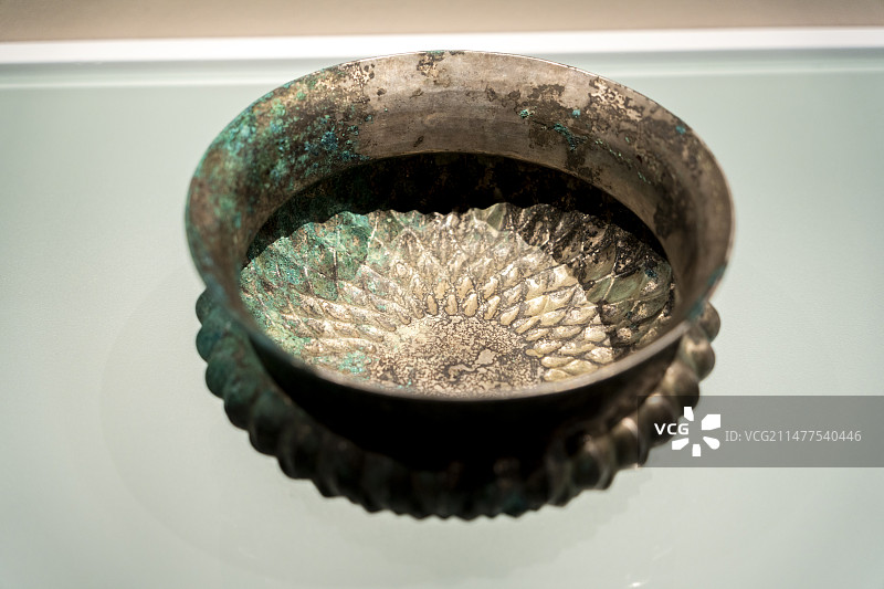 伊朗 新埃兰 公元前800-前600年 裂瓣纹银钵图片素材