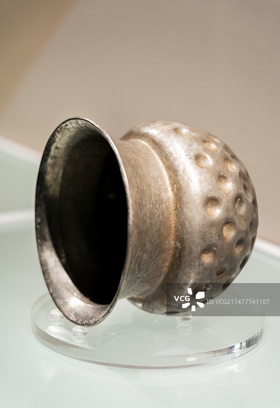 伊朗 新埃兰 公元前800-前600年 新埃兰文蜂窝纹银壶图片素材