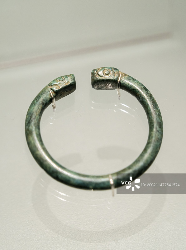 伊朗文物 羊头装饰铜手镯 米底王国 公元前700-前550年图片素材