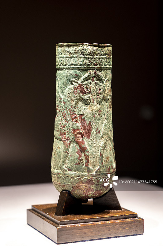 伊朗 翼牛纹铜容器 卢里斯坦青铜器 公元前1000-前650年图片素材