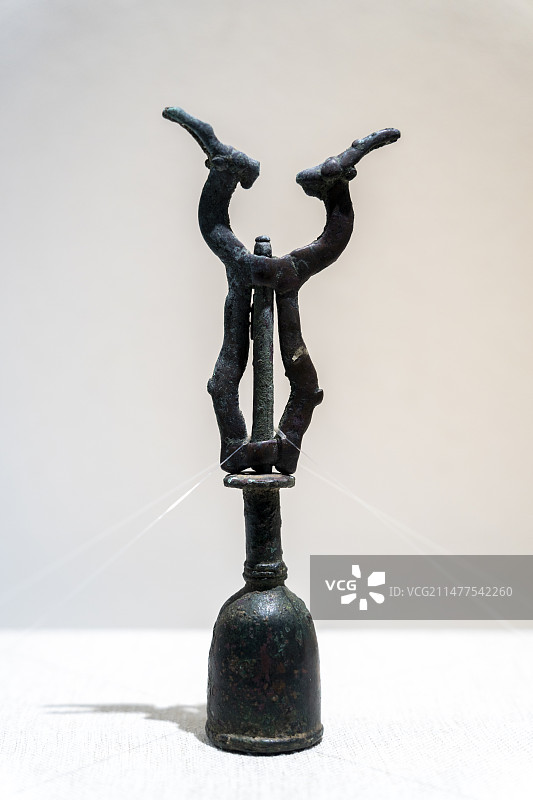 双羊纹装饰铜祭器  年代： 卢里斯坦青铜器 公元前1000-前650年 地域： 伊朗 材质： 青铜图片素材