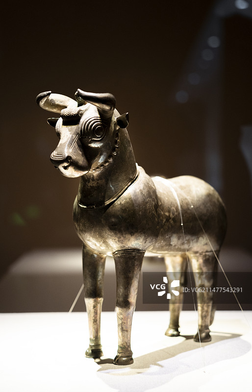 公牛银像  年代： 卢里斯坦青铜器 公元前1000-前650年 地域： 伊朗 材质： 白银图片素材