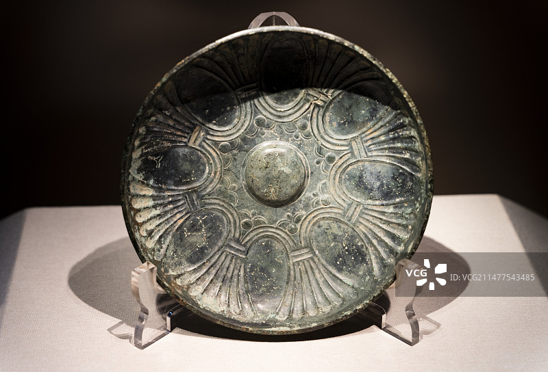 莲花纹铜盘  年代： 古波斯帝国 公元前550-前330年 地域： 伊朗 材质： 青铜图片素材