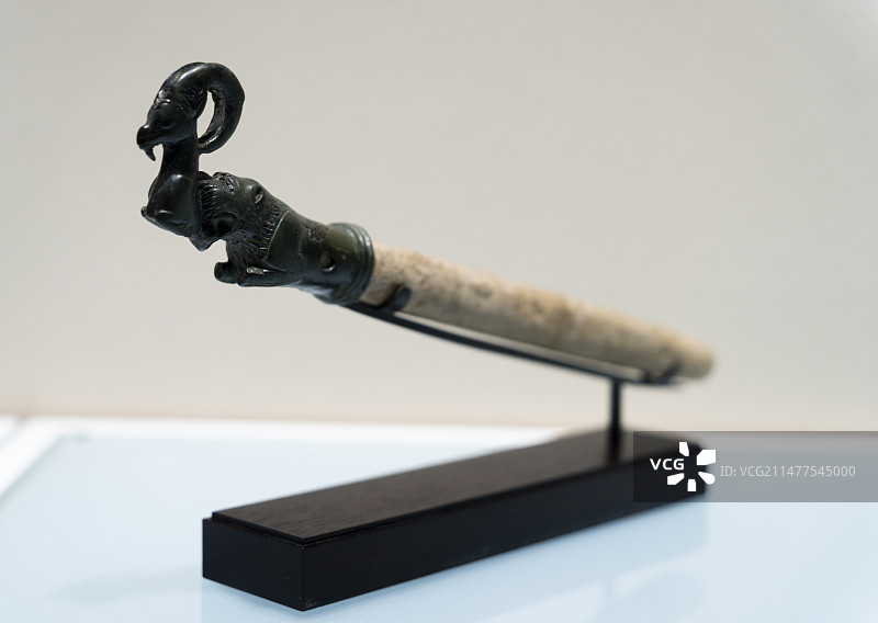 山羊铜柄砺石  年代： 卢里斯坦青铜器 公元前1000-前650年 地域： 伊朗 材质： 青铜图片素材
