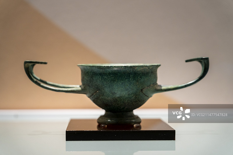 双耳铜杯  年代： 塞琉古王国 公元前312-前64年 地域： 地中海东岸 材质： 青铜图片素材