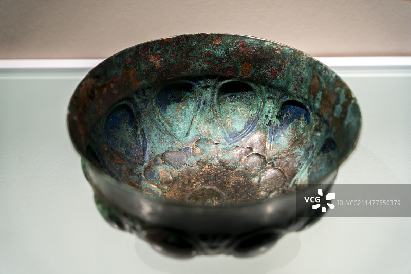 裂瓣纹铜钵 年代： 新埃兰 公元前800-前600年 地域： 伊朗 材质： 青铜图片素材