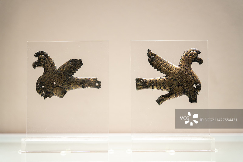 鱼尾格里芬铜腰带饰件  年代： 乌拉尔图王国 公元前860-前585年 地域： 土耳其 材质： 青铜图片素材