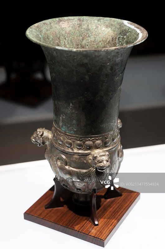 银狮子浮雕铜杯  年代： 古波斯帝国 公元前550-前330年 地域： 伊朗 材质： 青铜、白银图片素材